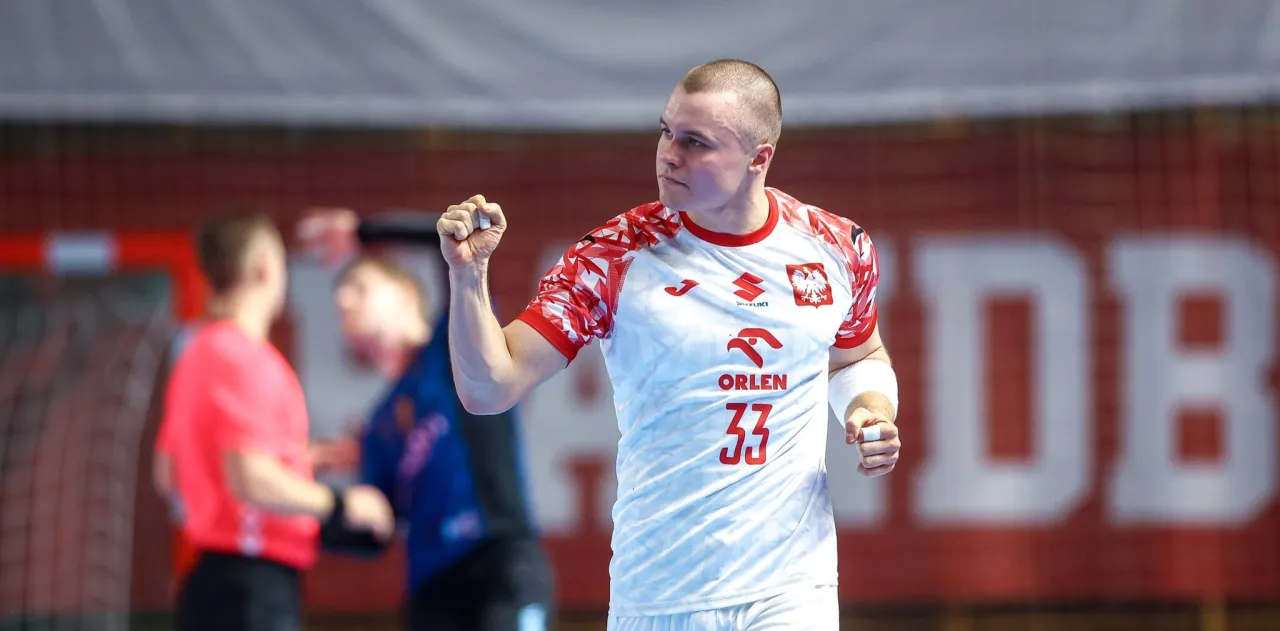 Piłkarz ręczny w koszulce z numerem 33, z podniesioną pięścią, świętuje zwycięstwo. Kiedy następny mecz polski w piłce ręcznej?