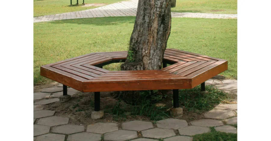 różne kształty stołów wokół drzewa