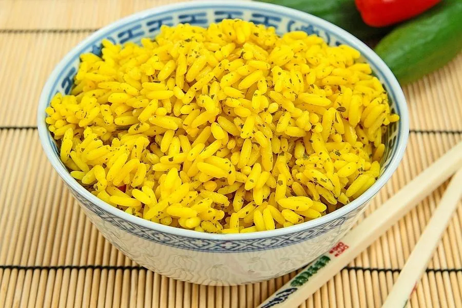 ż&oacute;łty ryż z curry w misce