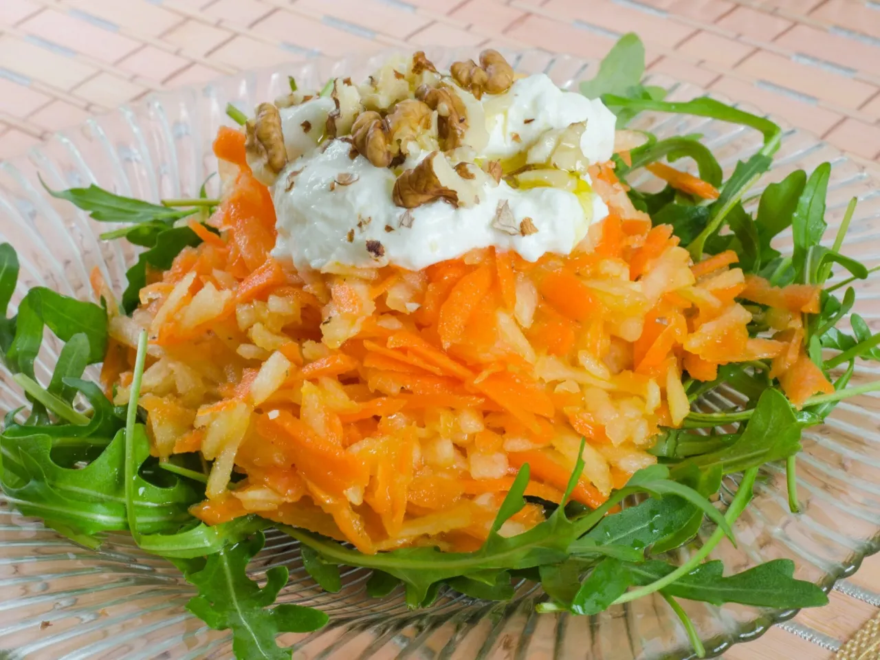 sur&oacute;wka z marchewki i jabłka z r&oacute;żnymi dodatkami