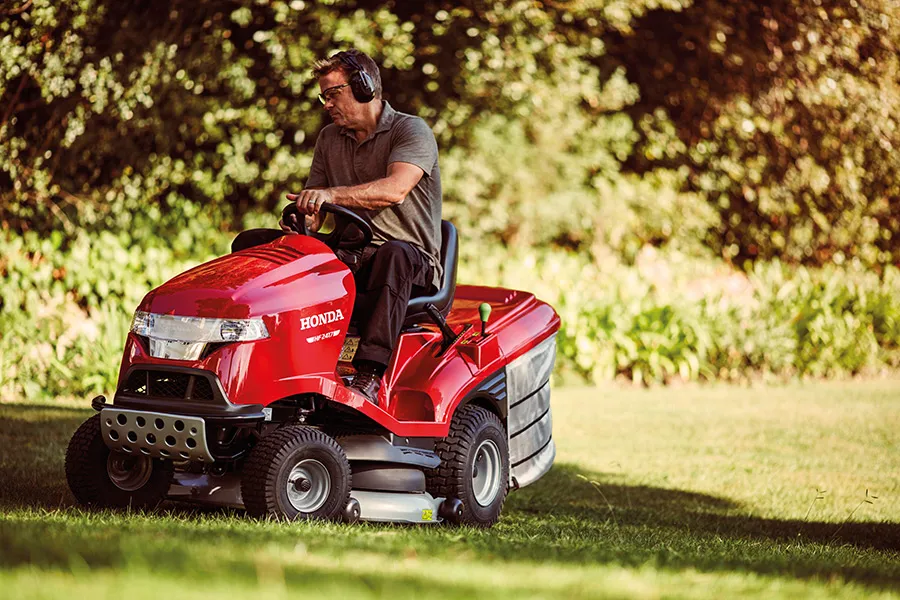 Zdjęcie Wyb&oacute;r kosiarki spalinowej: Praktyczny przewodnik po parametrach