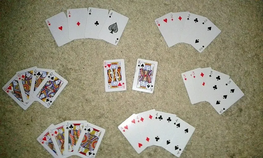 gra karciana makao rozłożone karty