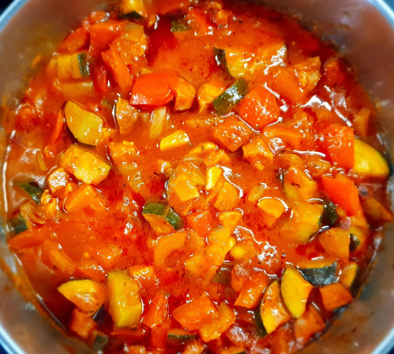 Aromatyczne leczo z kiełbasą i warzywami