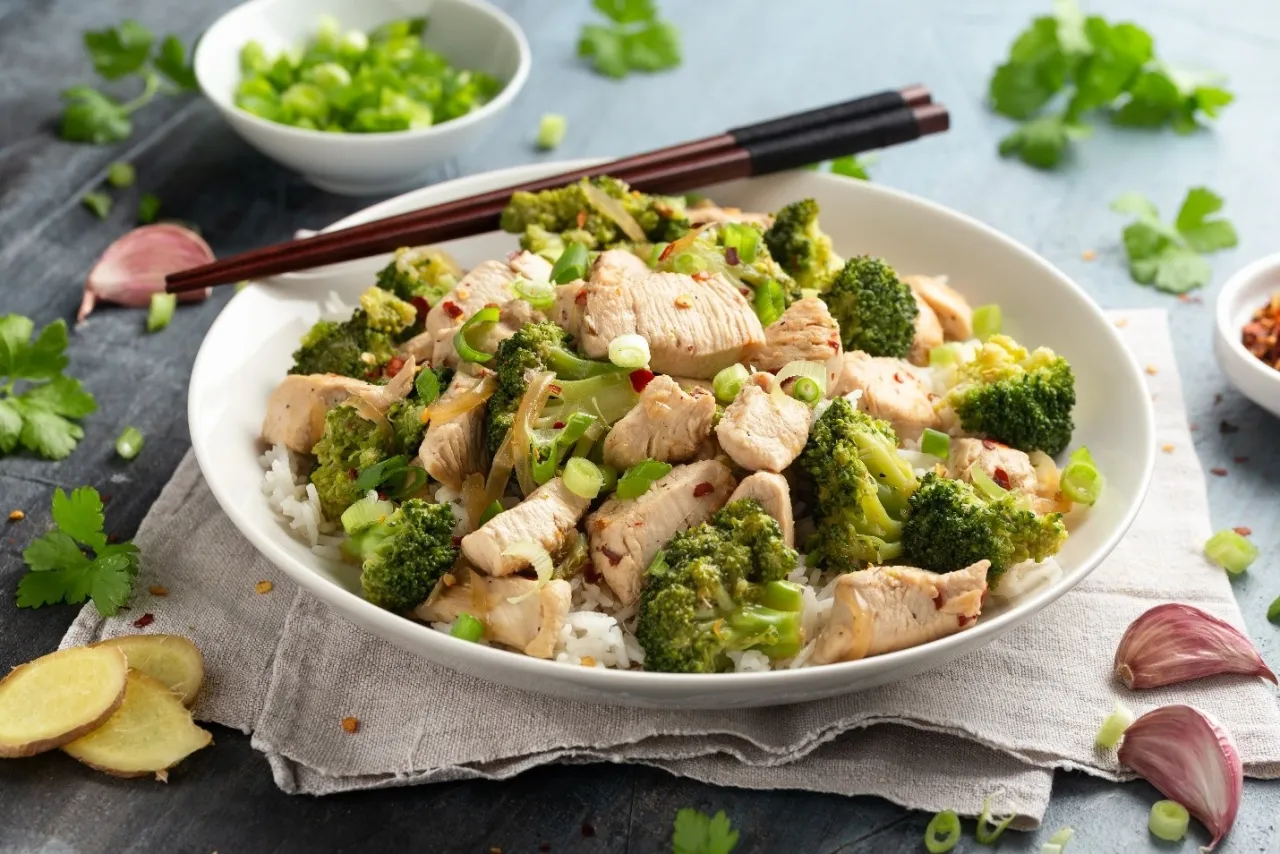 talerz z kurczakiem ryżem i brokułami