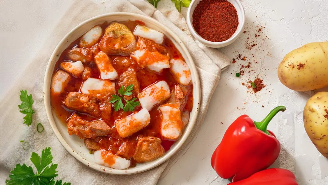 kopytka z sosem gulaszowym