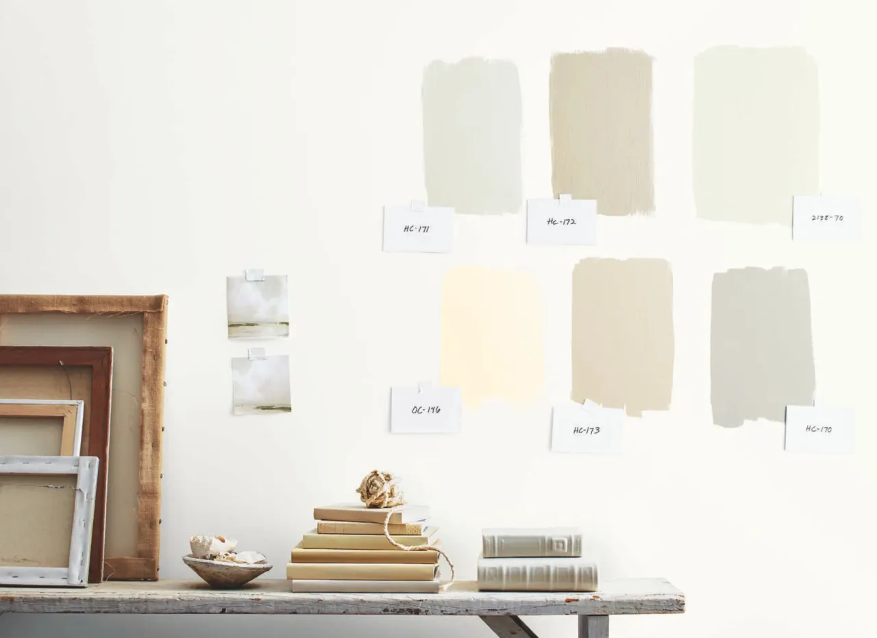 Testowanie próbek farb na ścianie