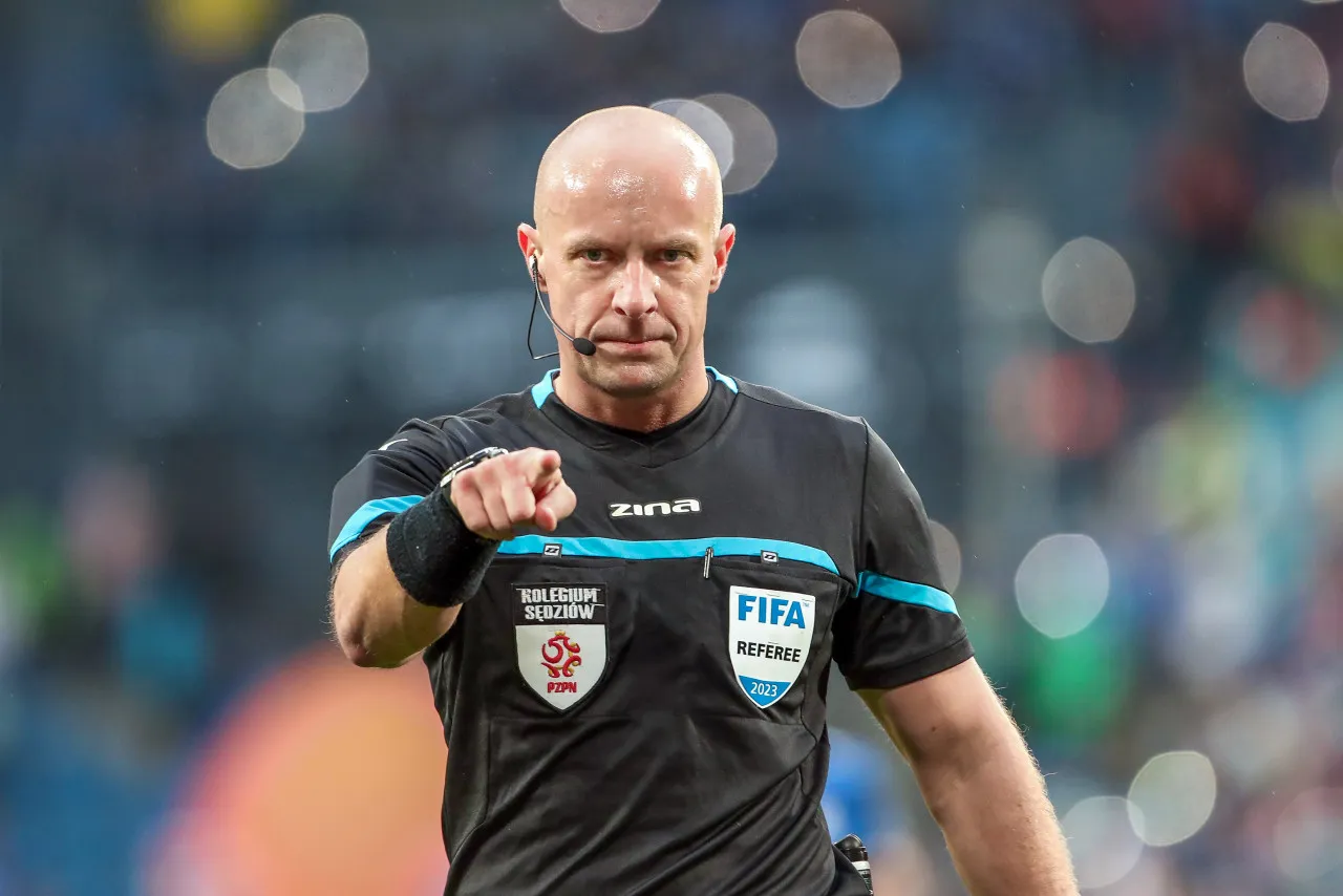 Szymon Marciniak sędziuje mecz Ligi Mistrz&oacute;w