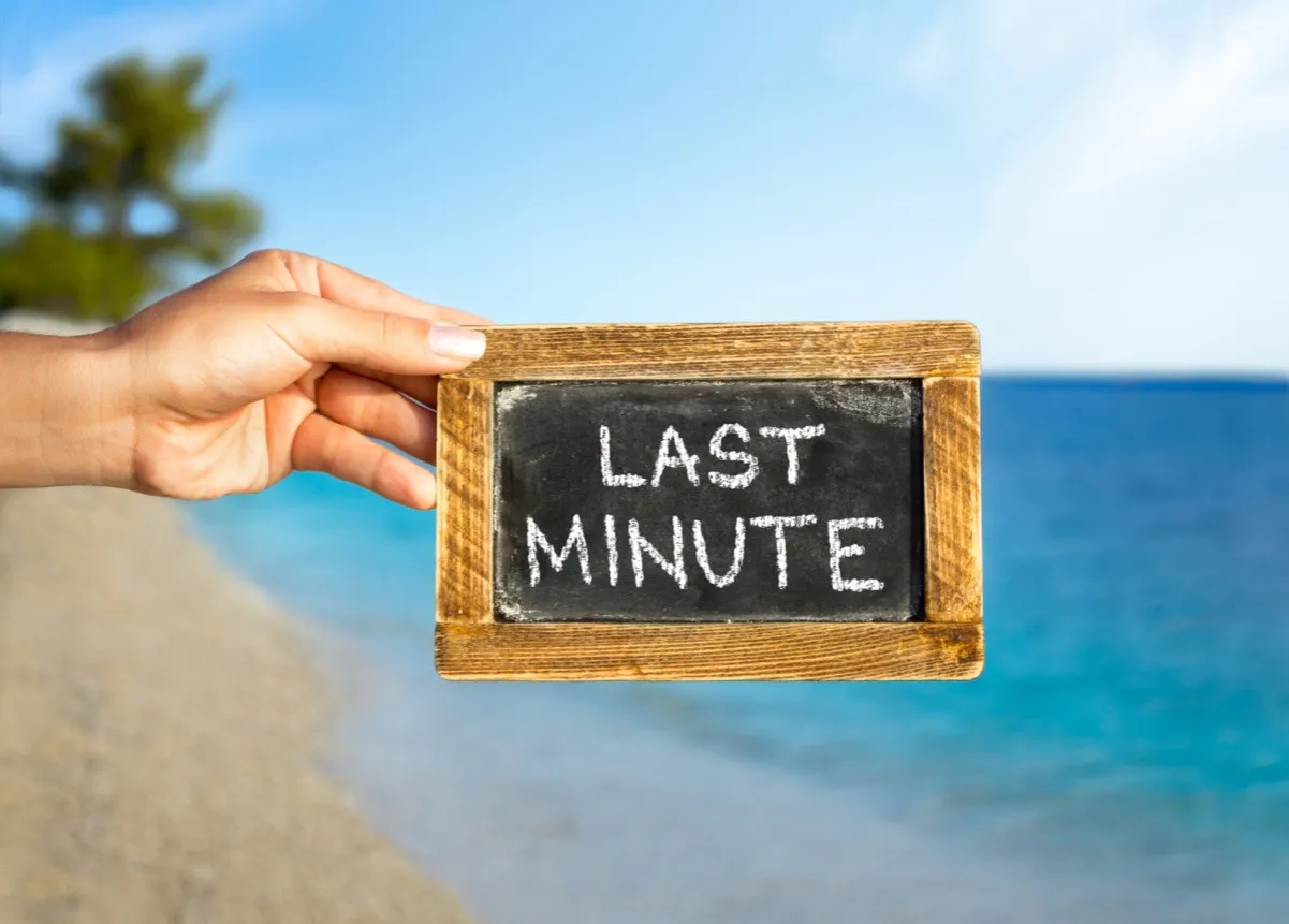 Osoba rezerwująca wakacje online, porównująca oferty first minute i last minute