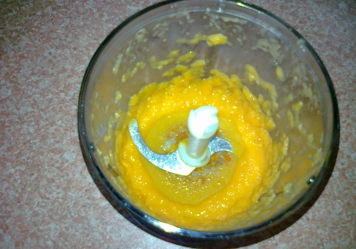 Niemowlę jedzące przecier z marchewki