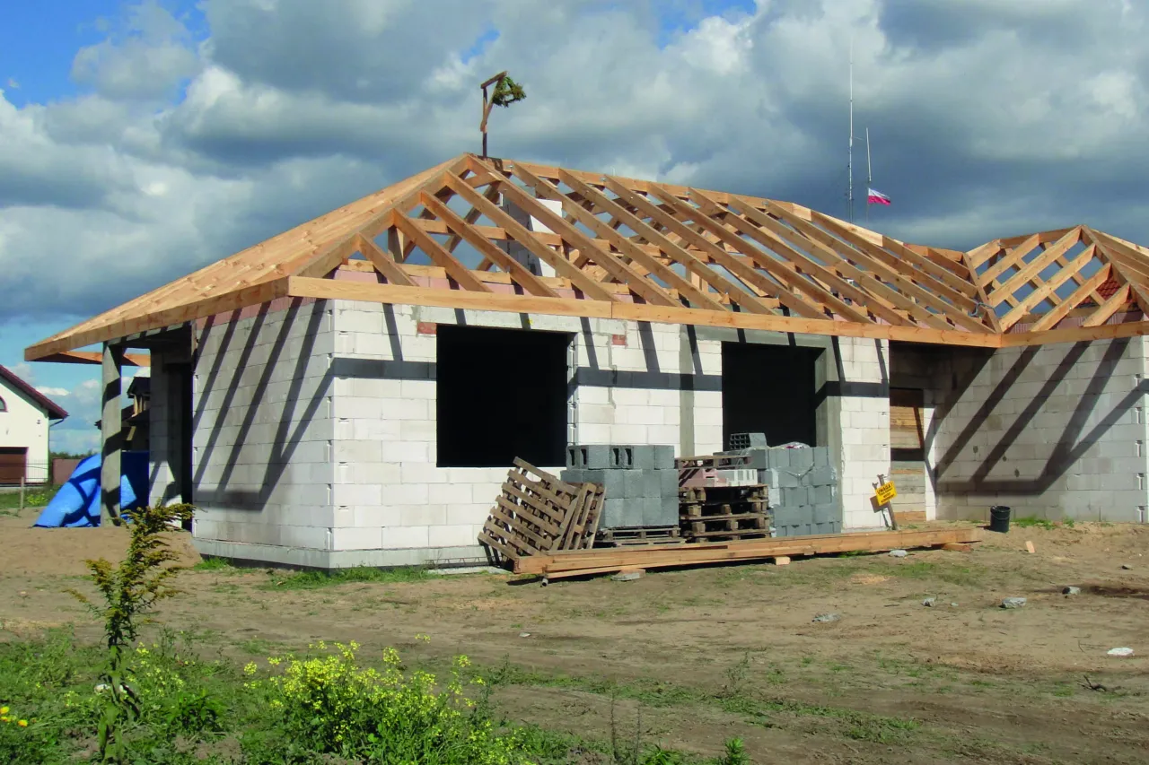 skomplikowany dach z lukarnami vs prosty dach dwuspadowy