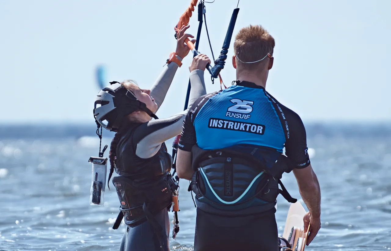 co zawiera kurs kitesurfingu sprzęt instruktor