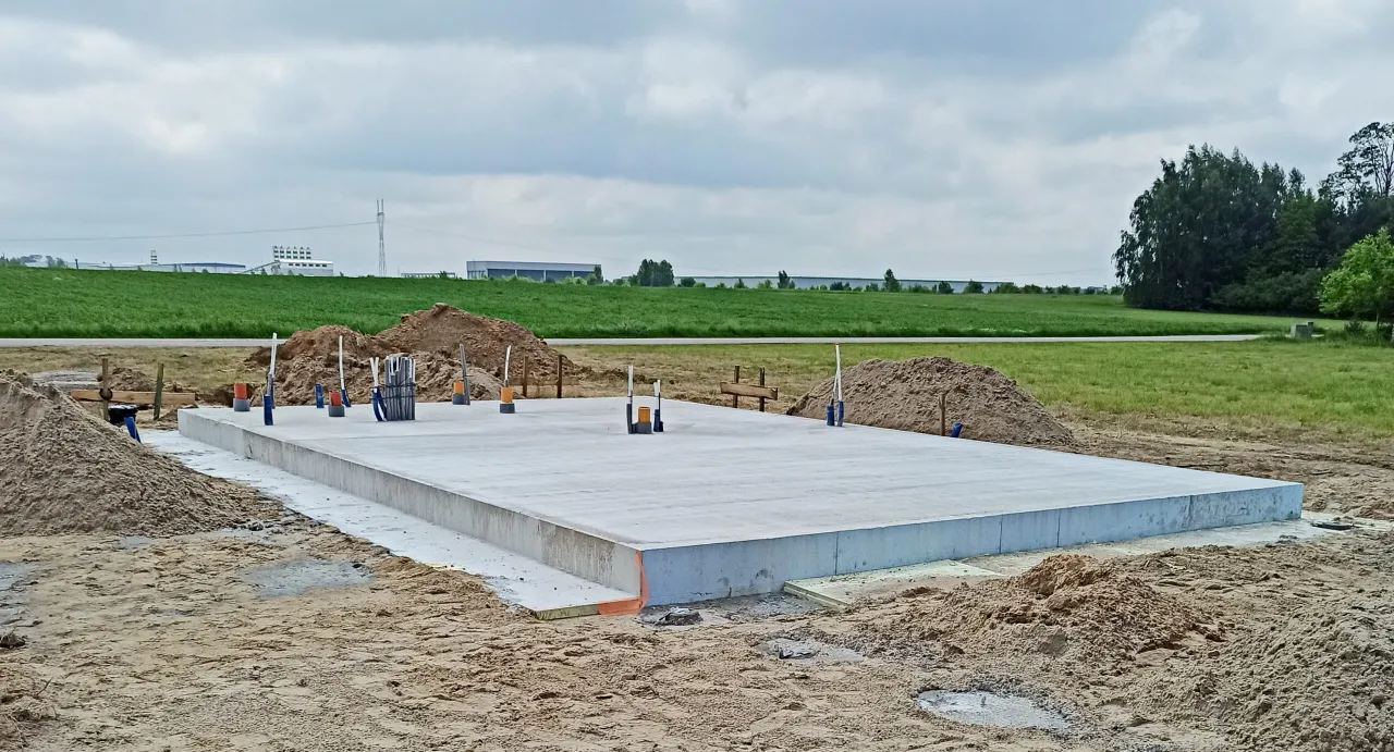 Płyta fundamentowa, czyli jedne z najlepszych fundamentów pod dom parterowy, gotowa do dalszych prac budowlanych.
