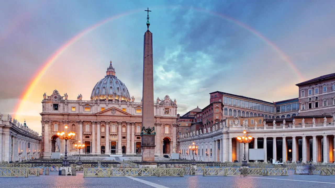 Bazylika św. Piotra i tęcza nad placem. Warto pamiętać o 5 przykazaniach kościelnych.