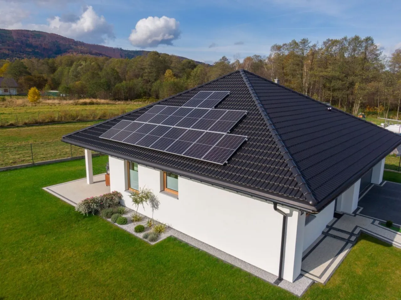 instalacja fotowoltaiczna na dachu domu