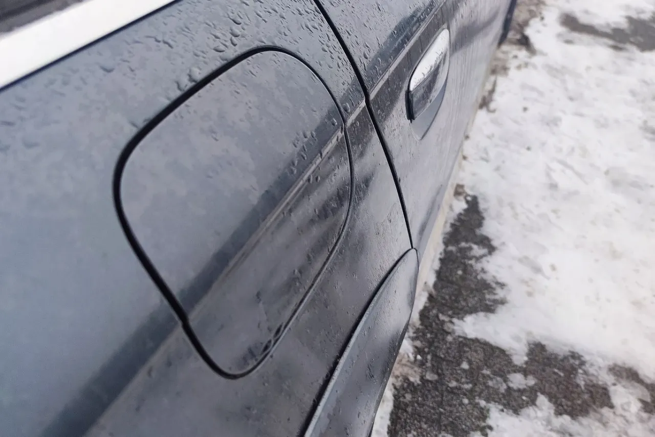 Tankowanie samochodu zimą