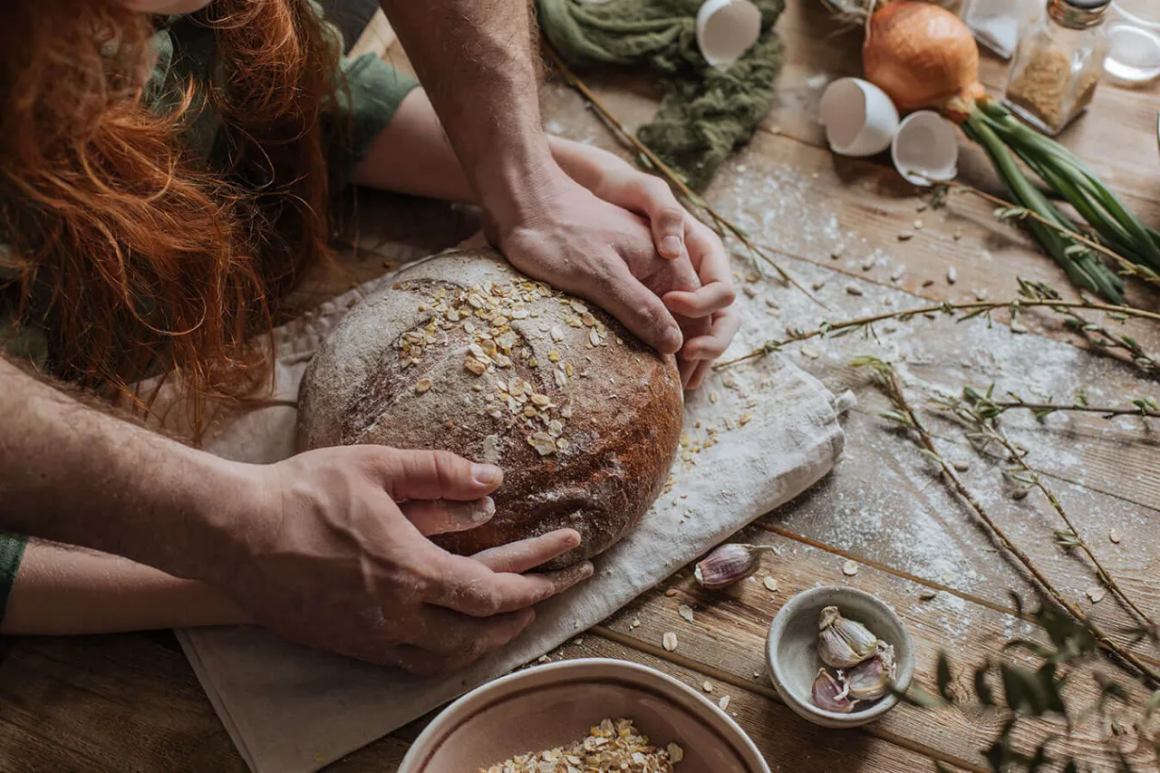 kruszący się chleb domowy na desce