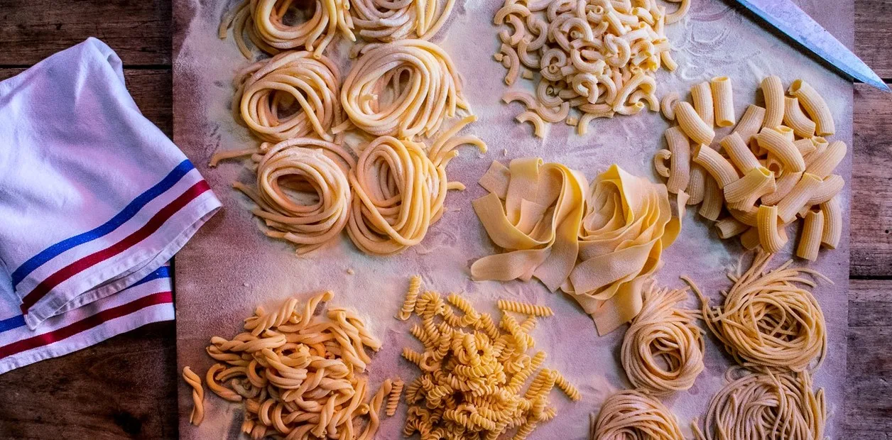 Platos variados de pasta casera en una mesa r&uacute;stica