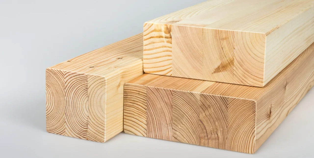 Drewno konstrukcyjne, idealne na dom szkieletowy, z widocznym usłojeniem.