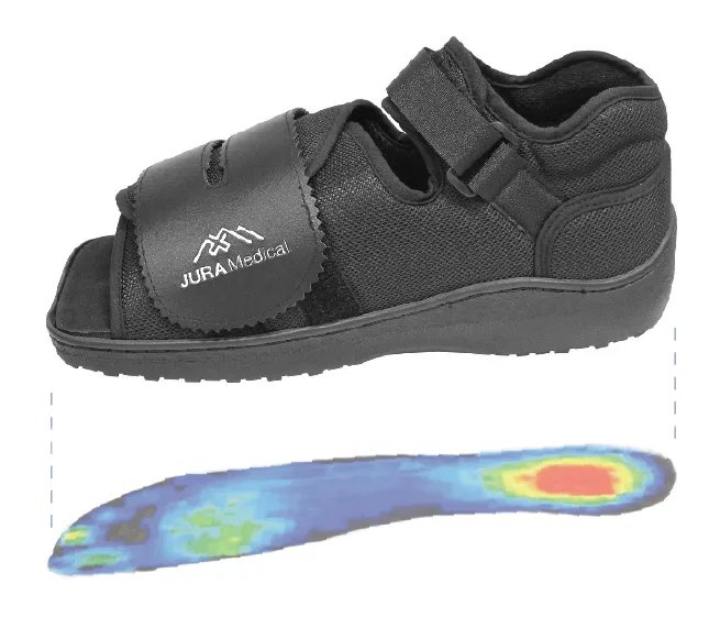 Pacjent z butem ortopedycznym i kulami po operacji stopy