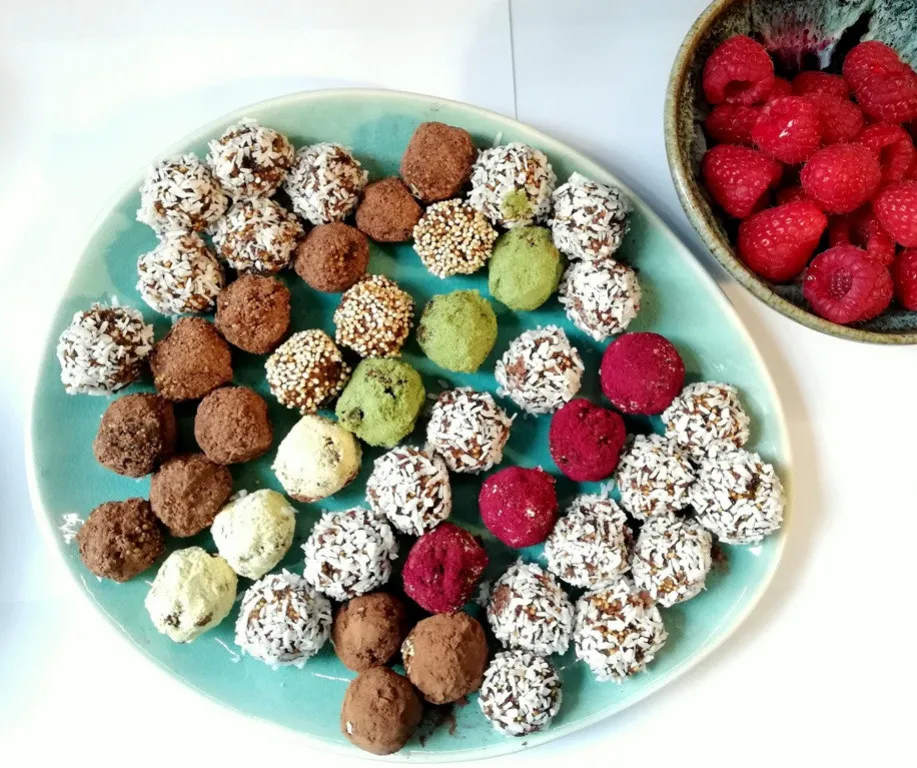 zdrowe słodkie przekąski kulki mocy owoce