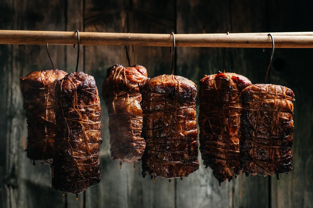 Wędzarnia domowa, proces wędzenia kiełbasy, dym z drewna olchowego