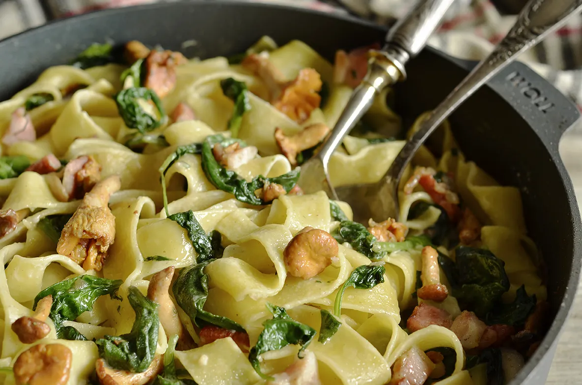 makaron ze szpinakiem i kurczakiem na talerzu