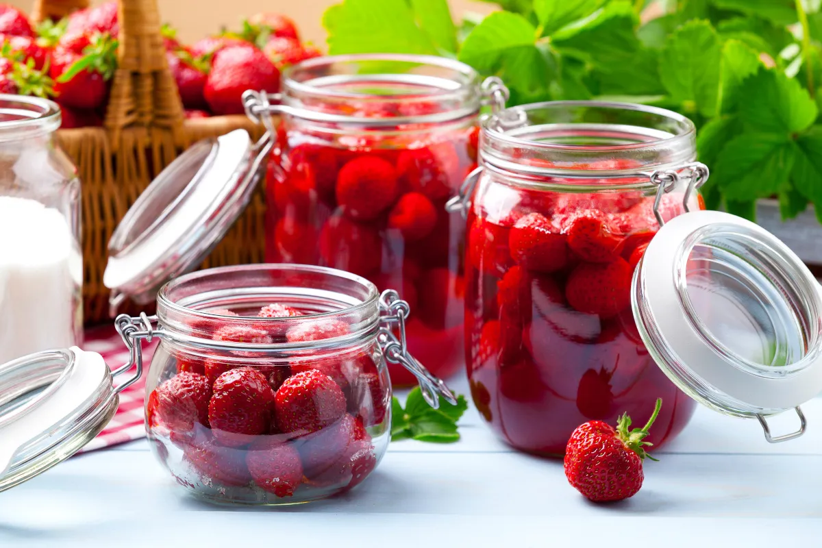 Domowa nalewka z kompotu w słoiku