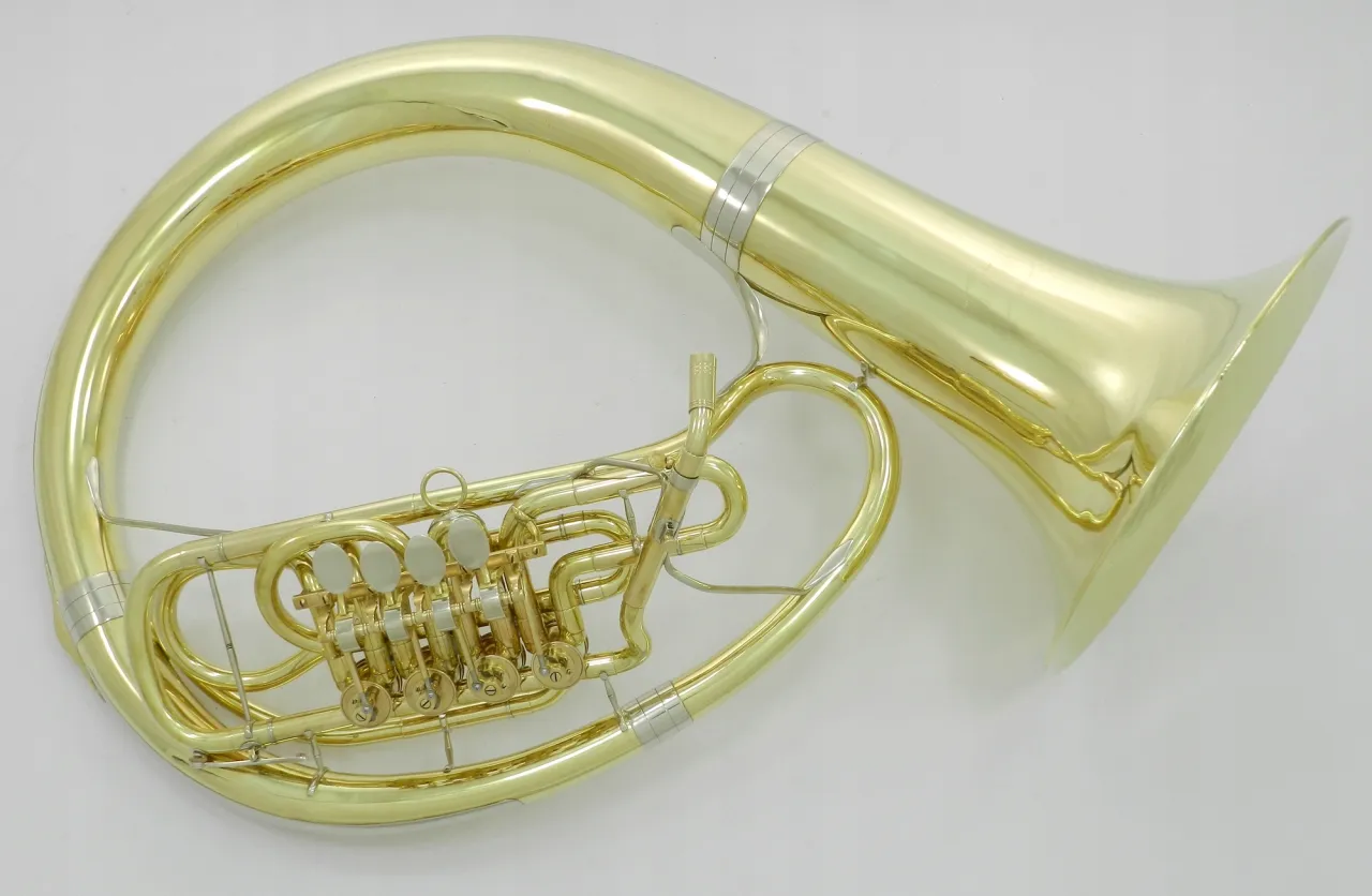 Porównanie tuby suzafonu i helikonu