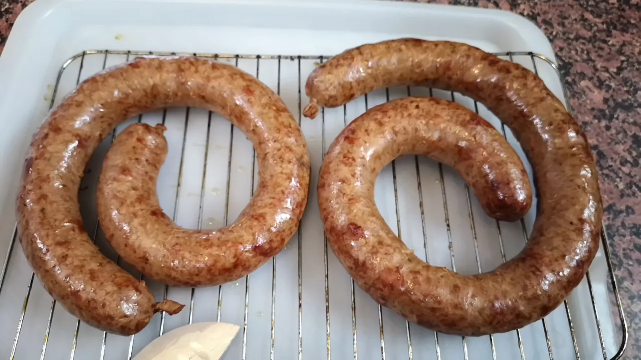 Domowa wędzarnia z wędzącą się kiełbasą