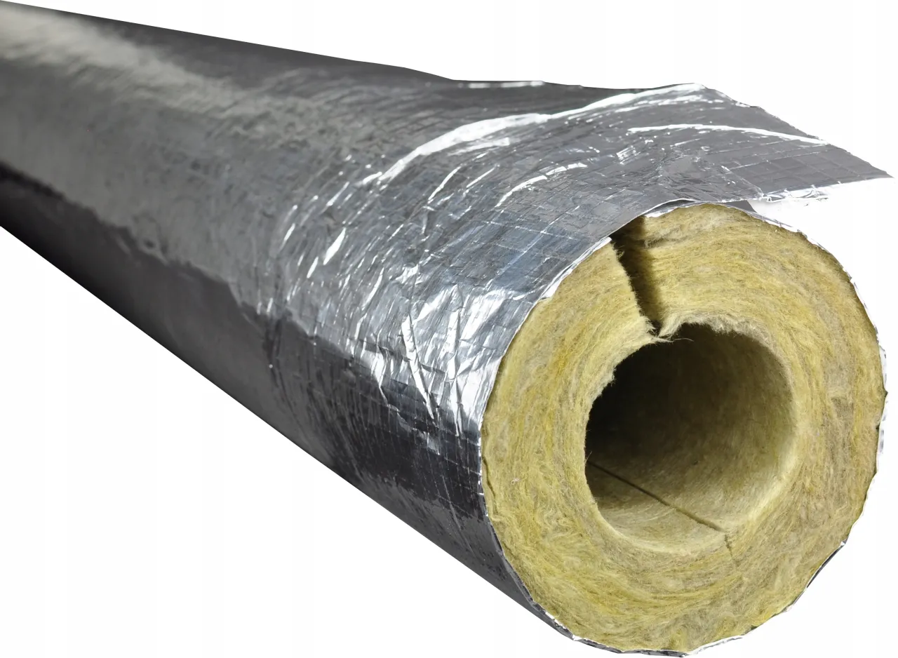 Izolacyjna otulina na rury z pianki poliuretanowej, pokryta folią aluminiową, chroni przed utratą ciepła.