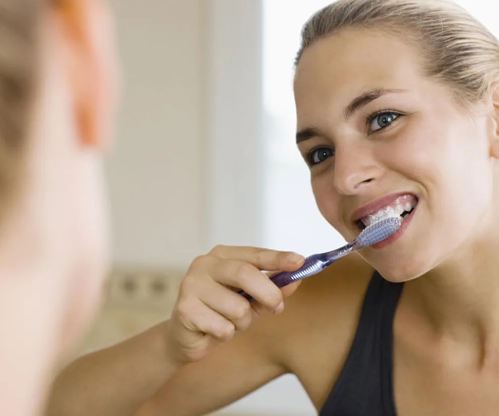 Kobieta myjąca zęby po śniadaniu, mycie zębów po jedzeniu