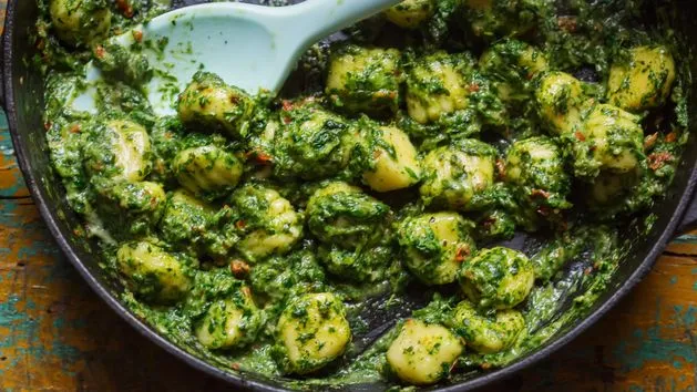 gnocchi z pesto z różnymi dodatkami