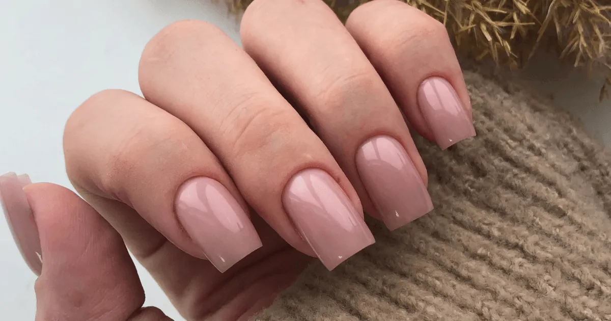 Kobieta piłująca paznokcie na kwadratowo