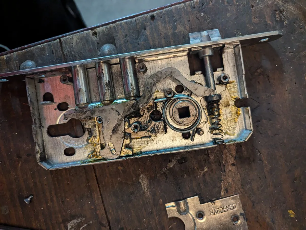 naprawa klamki drzwi wymiana sprężyny DIY