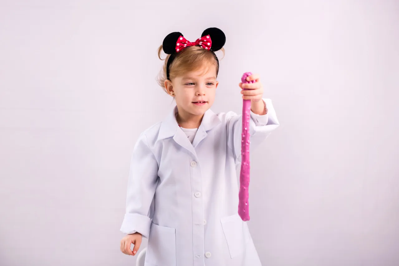 dziecko bawi się gumą sensoryczną uśmiechnięte