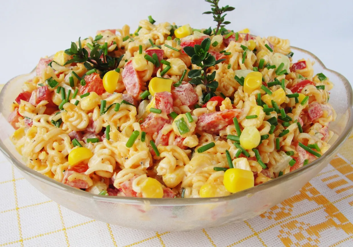 Sałatka z zupek chińskich z kukurydzą, pomidorem i szczypiorkiem. Prosty przepis na szybkie danie.