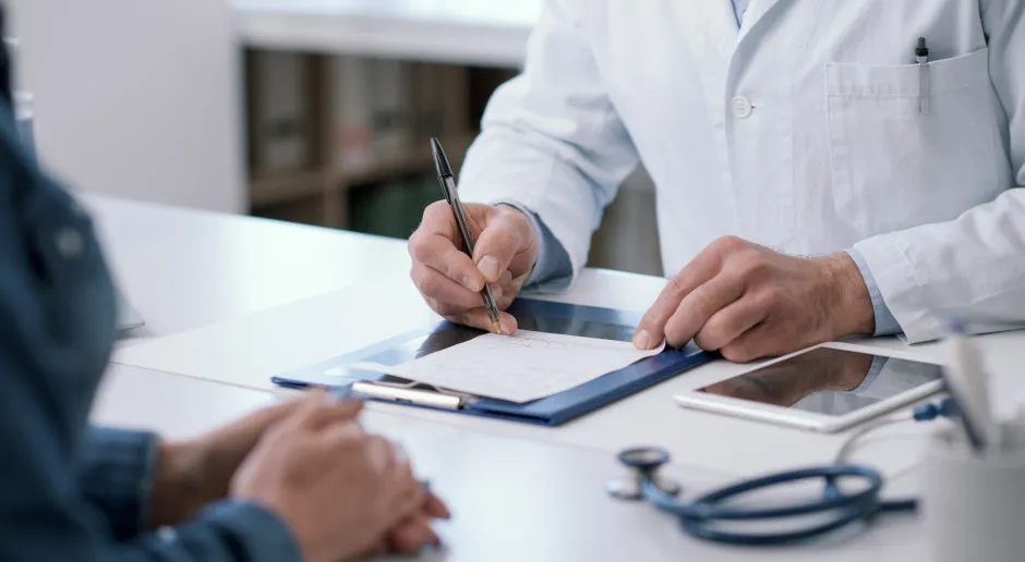 lekarz wypisuje receptę, konsultacja kardiologiczna