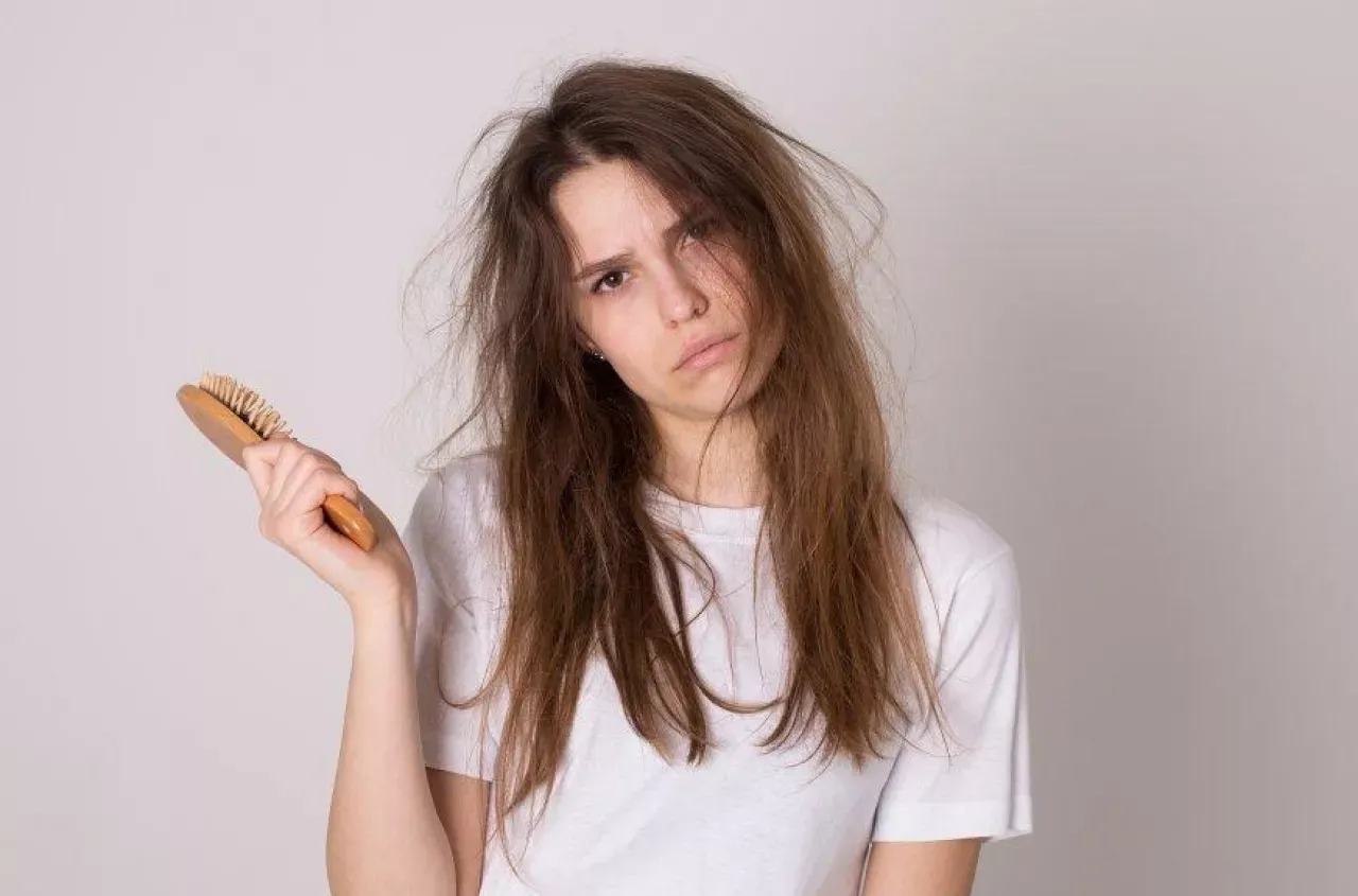 elektryzujące się włosy od czapki przyczyny