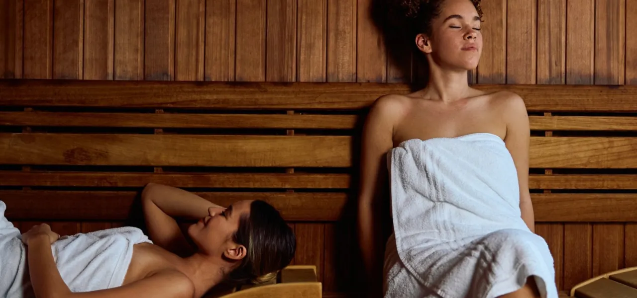 kobieta relaksująca się w saunie lub spa