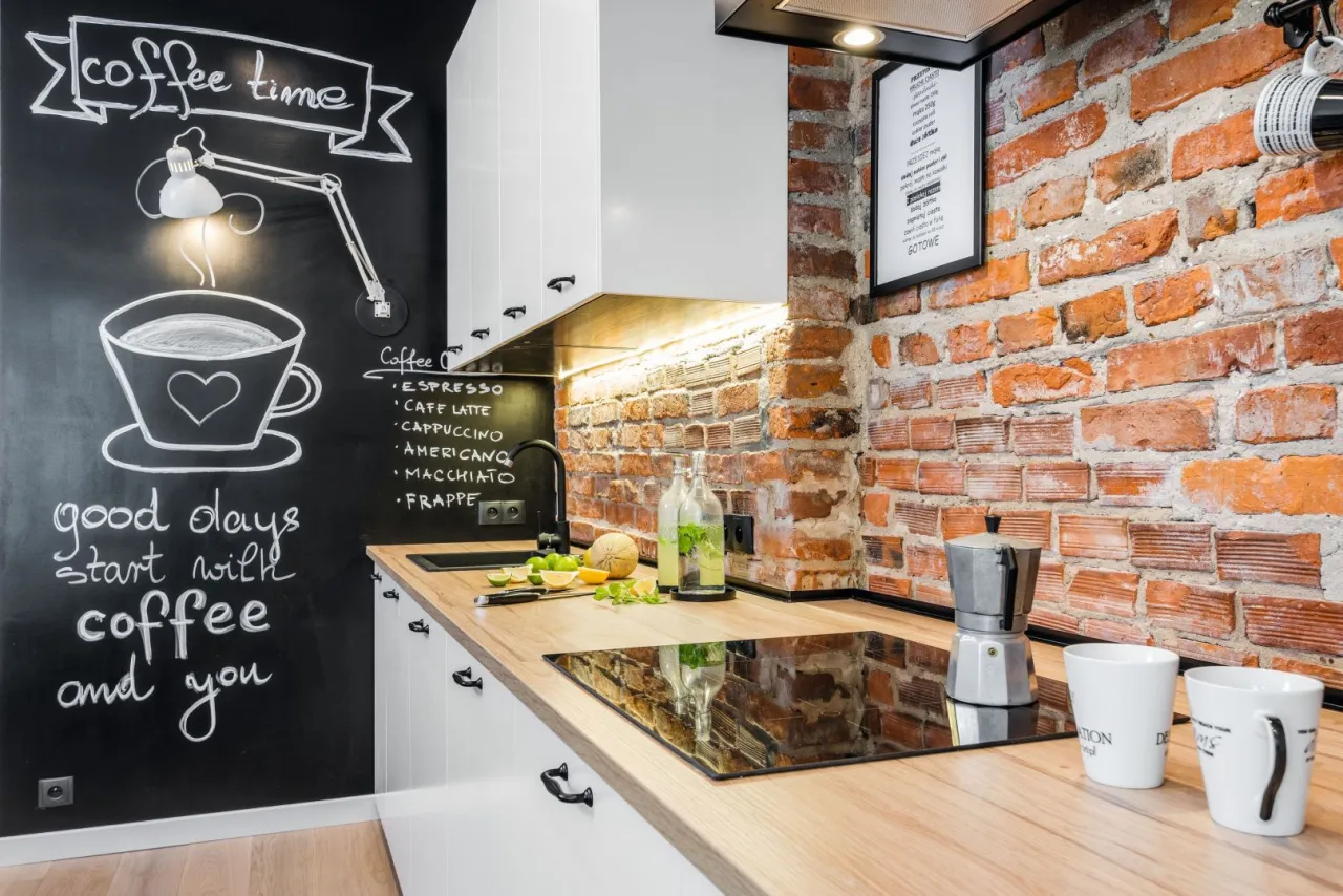 Aplikacja farby tablicowej w kuchni