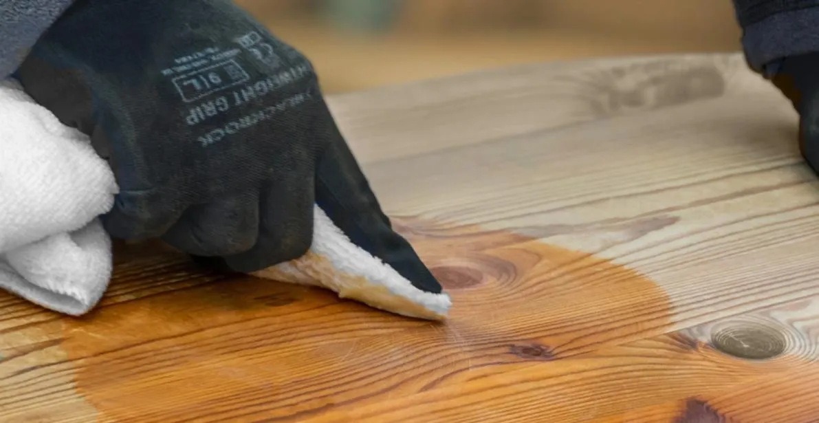 Przykłady wykończenia drewna: olejowanie, lakierowanie, woskowanie