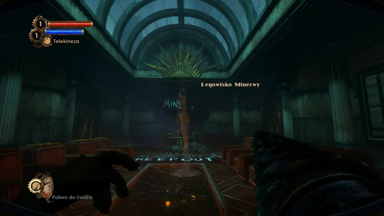 Bioshock 2 Remastered spolszczenie: gracz w Legowisku Minerwy, używa telekinezy.