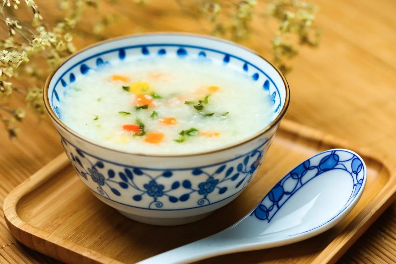 miska rozgotowanego białego ryżu kleiku