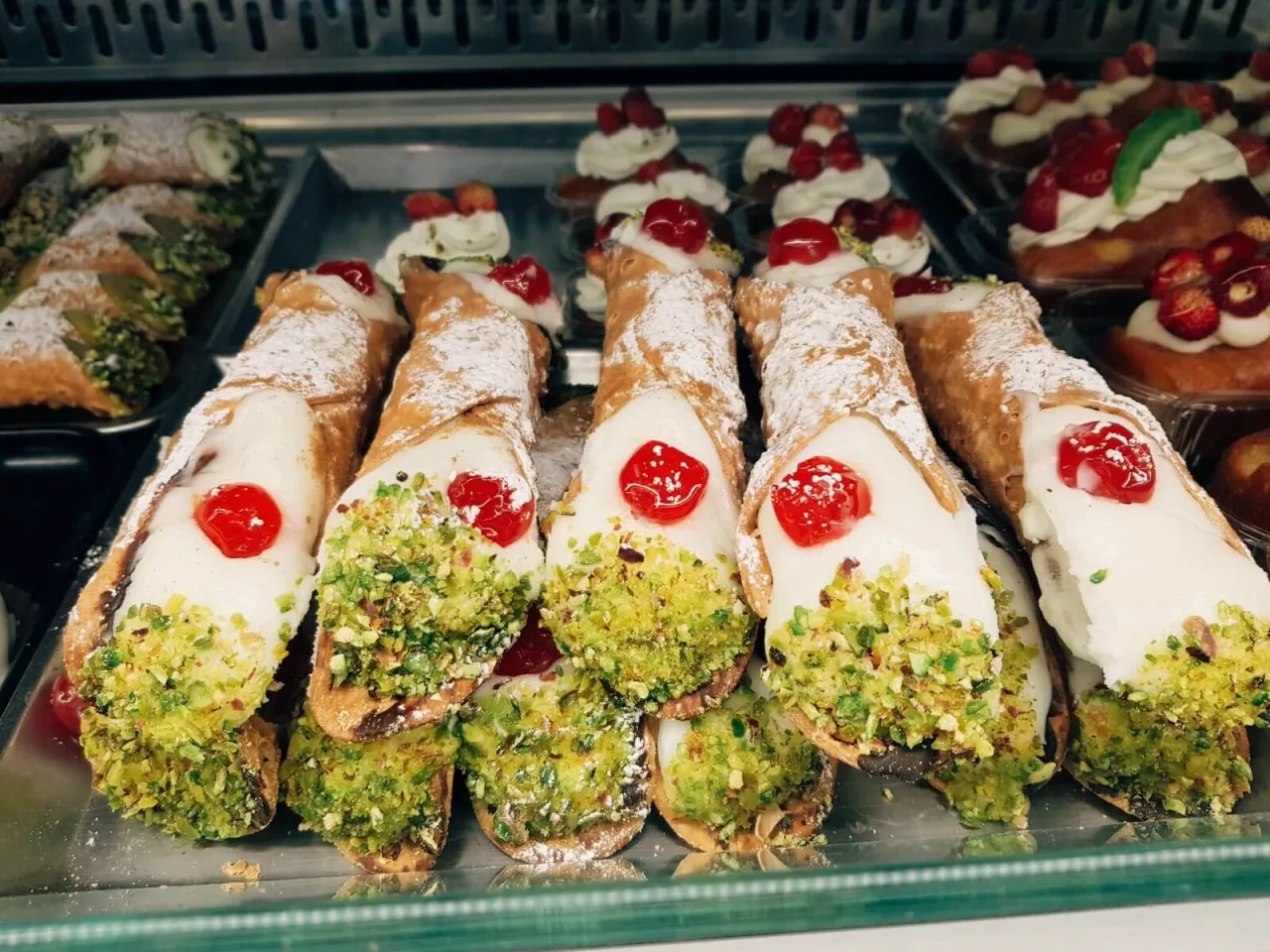 Sycylijskie jedzenie Katania arancini cannoli pasta alla Norma