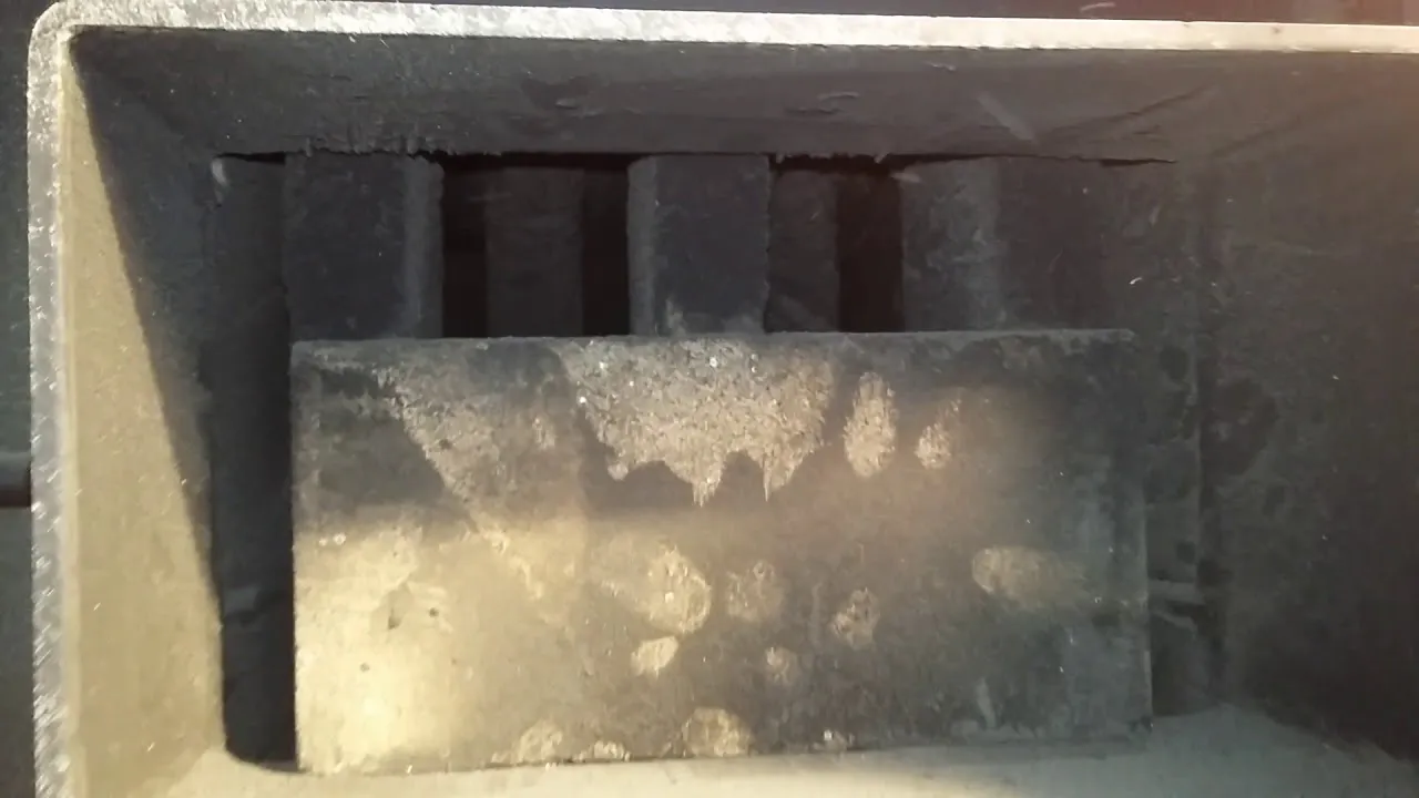 Cegły szamotowe w kotle z podajnikiem