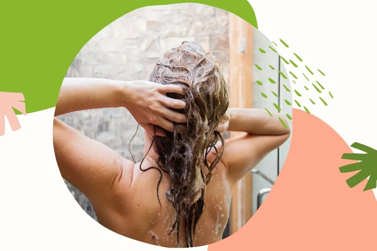 stos książek o pielęgnacji włos&oacute;w, polskie książki o włosach