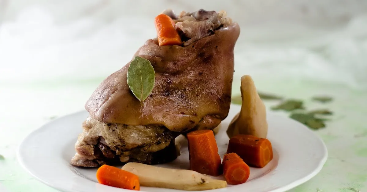 gotowanie golonki na wywar, golonka w garnku z warzywami