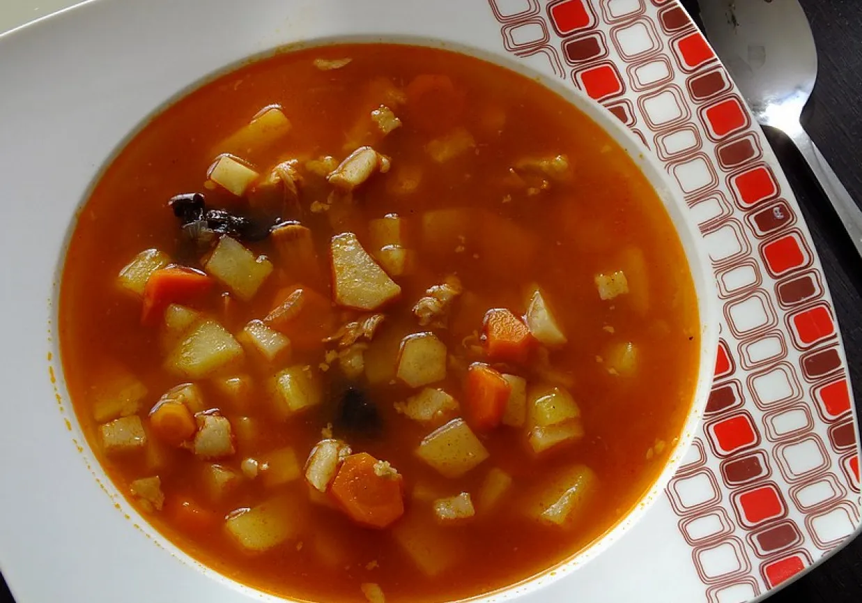 Gotowa zupa ogonowa z makaronem