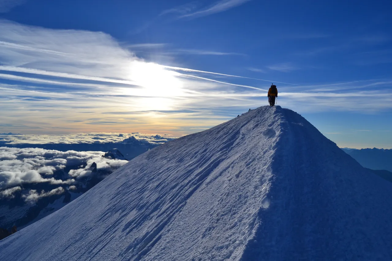 Mont Blanc Gouter Route mit Bergsteigern auf dem schmalen Grat