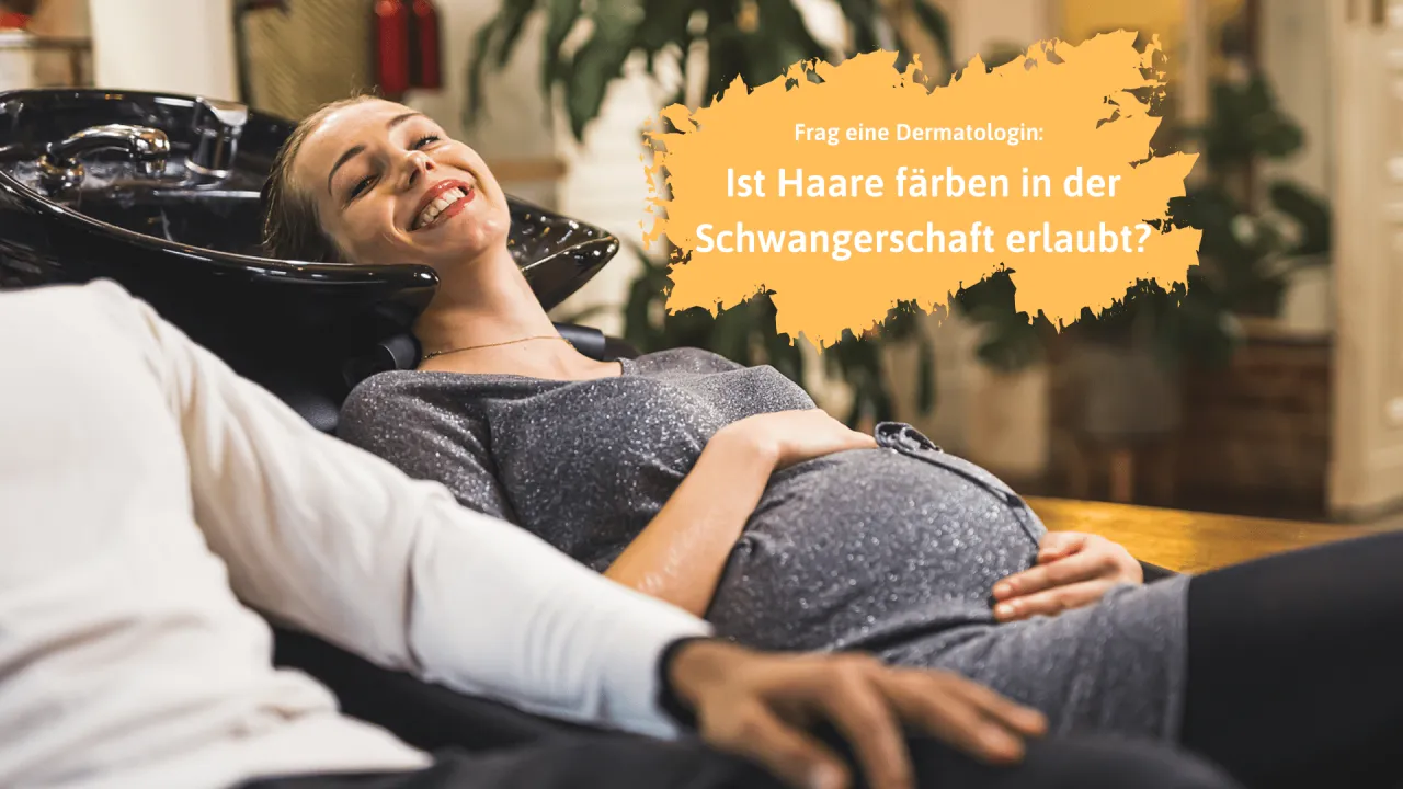 Schwangere Frau beim Friseur, Haare f&auml;rben mit Handschuhen